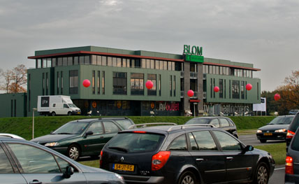 Stoelen en ballonnen voor winkel